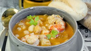 Garbanzos con bacalao y gambones