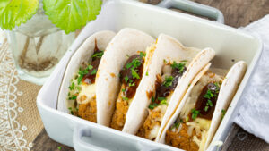 Tacos de carne picada con tomate