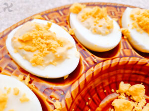 Huevos rellenos de queso azul