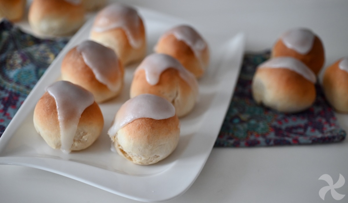 Panecillos dulces con glasa en la superficie
