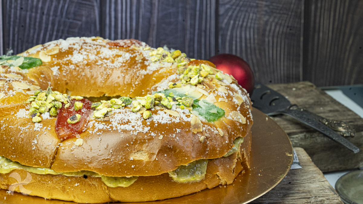 Roscón de Reyes relleno de crema de pistachos