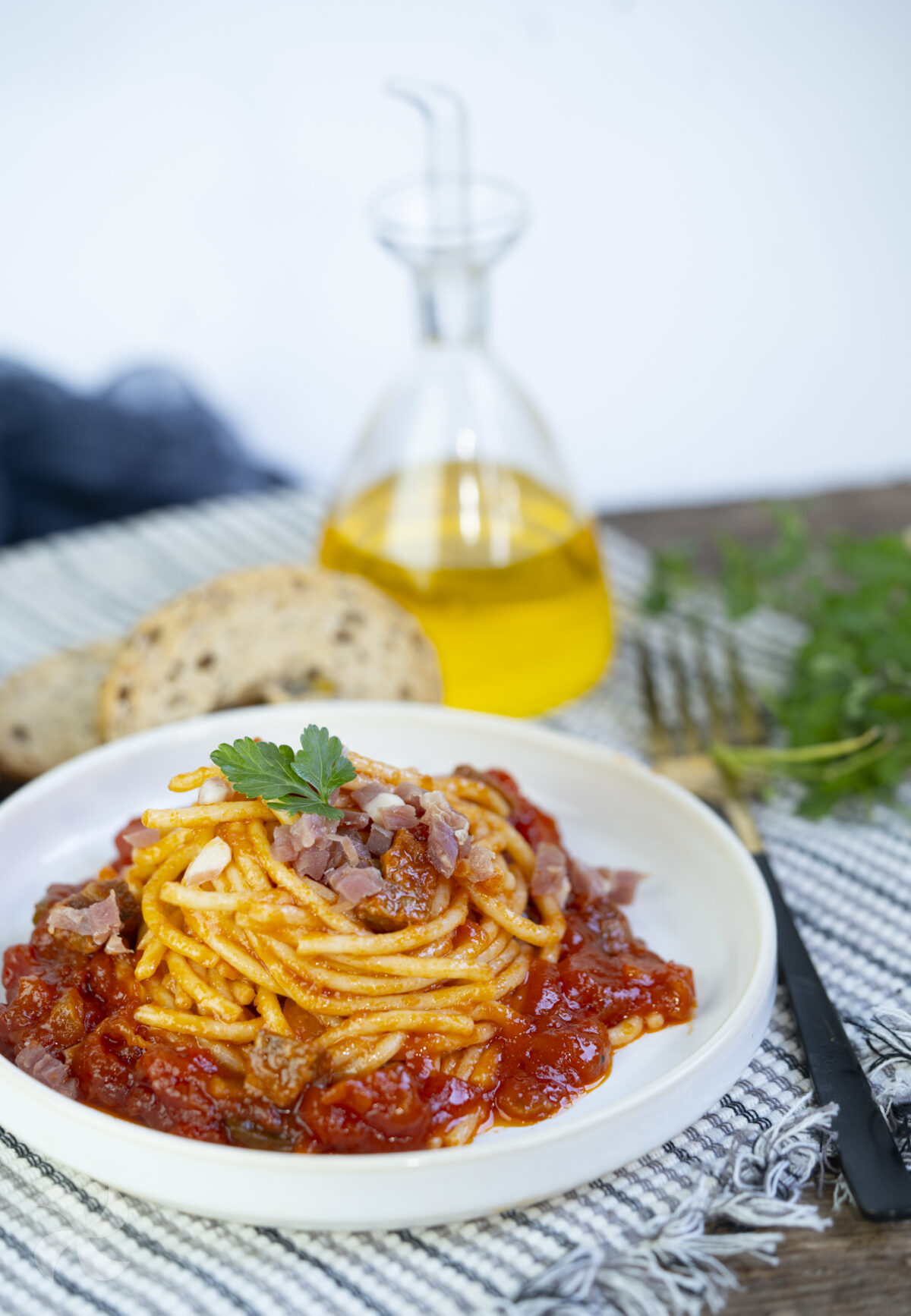 Espaguetis con tomate, chorizo y jamón