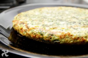 Tortilla de acelgas rellena de jamón serrano, tomate y queso