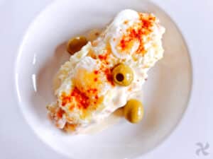 Ensaladilla rusa especial con huevos de codorniz