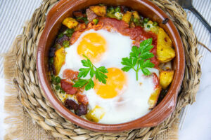 Huevos a la flamenca con jamón y chorizo