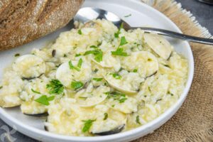 Arroz medio caldoso con almejas