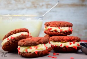 Sandwich de galletas rojas con crema de queso