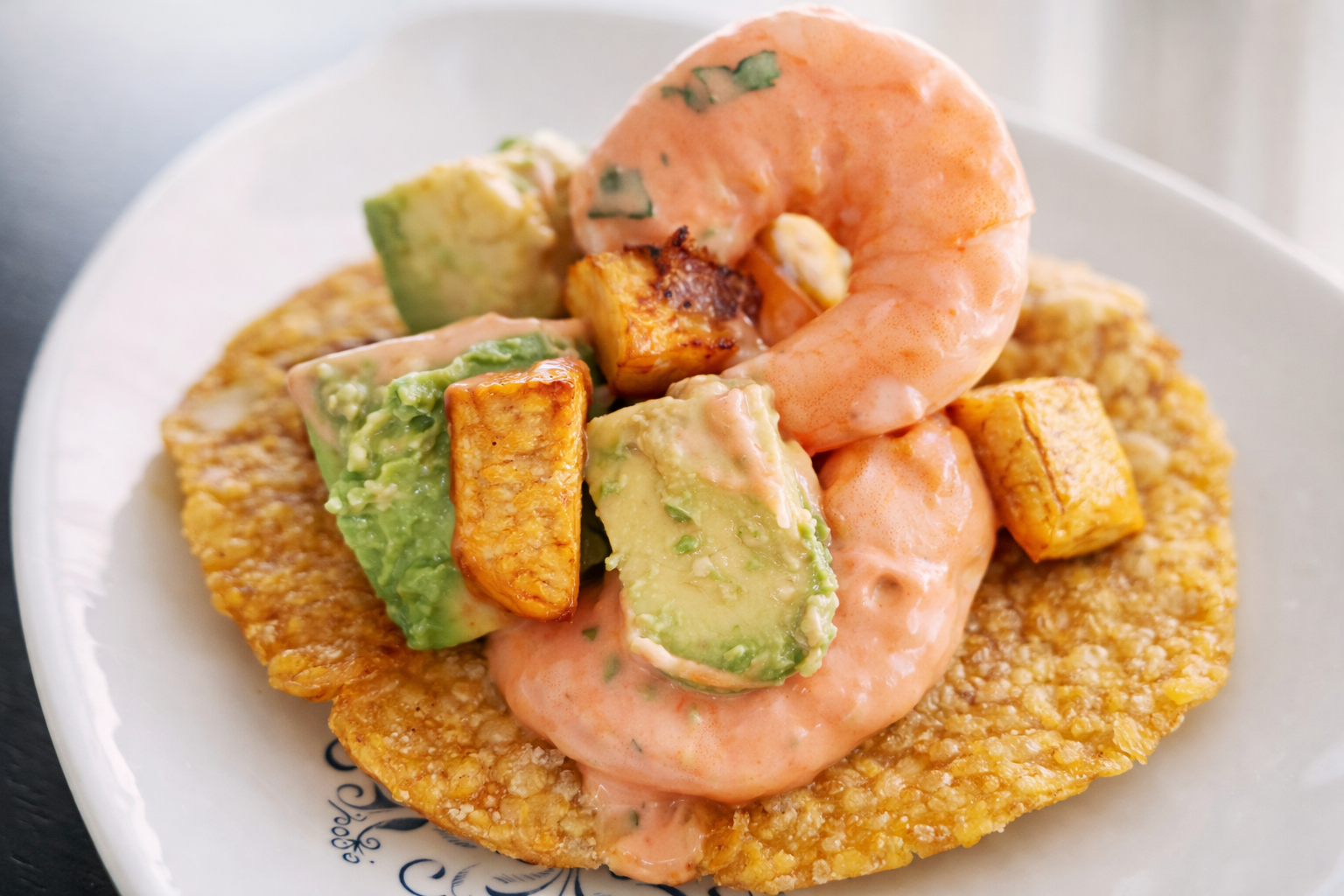 Tostón con langostinos