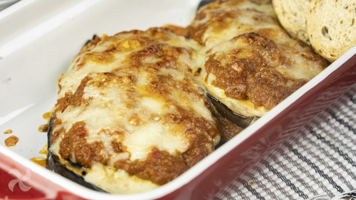 Berenjena rellena de carne con salsa de tomate