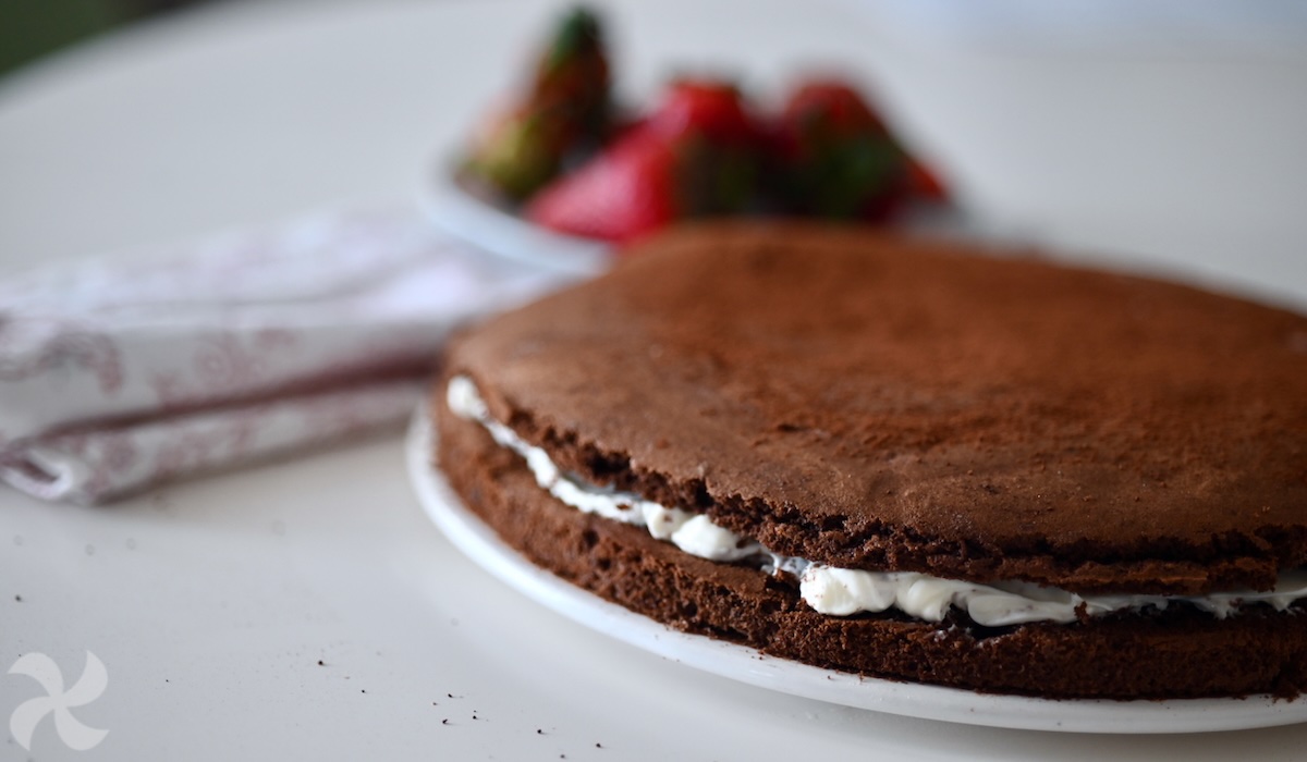 Bizcocho de chocolate relleno de crema de mascarpone