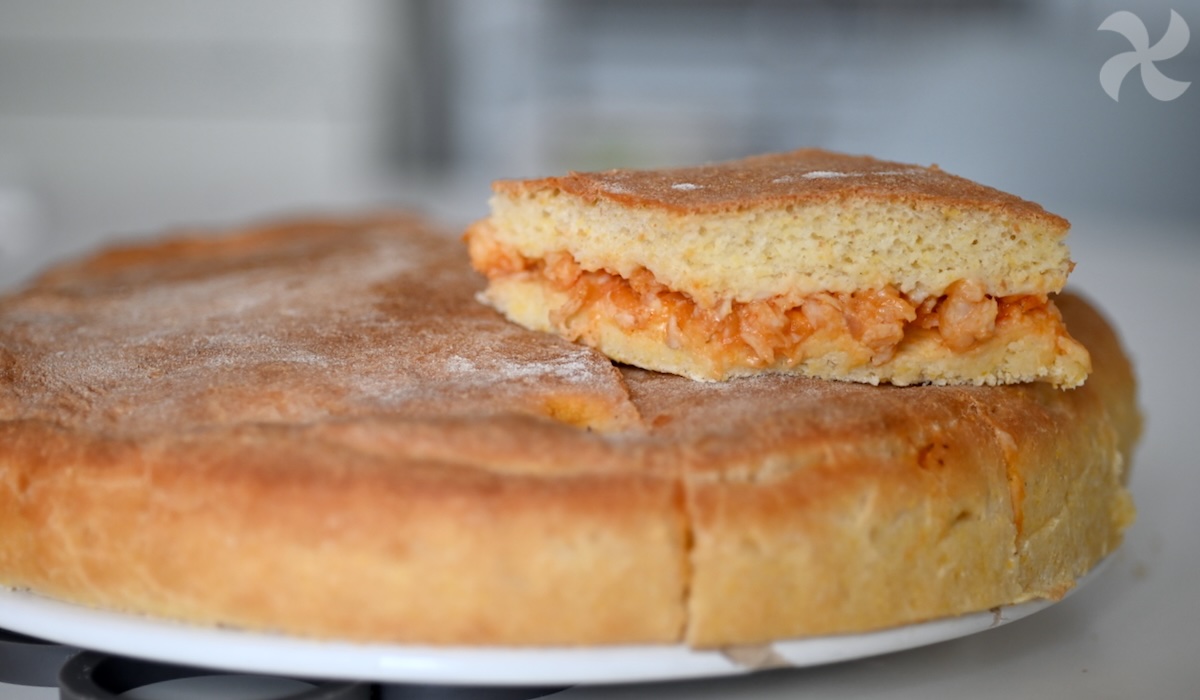 Empanada de merluza y tomate