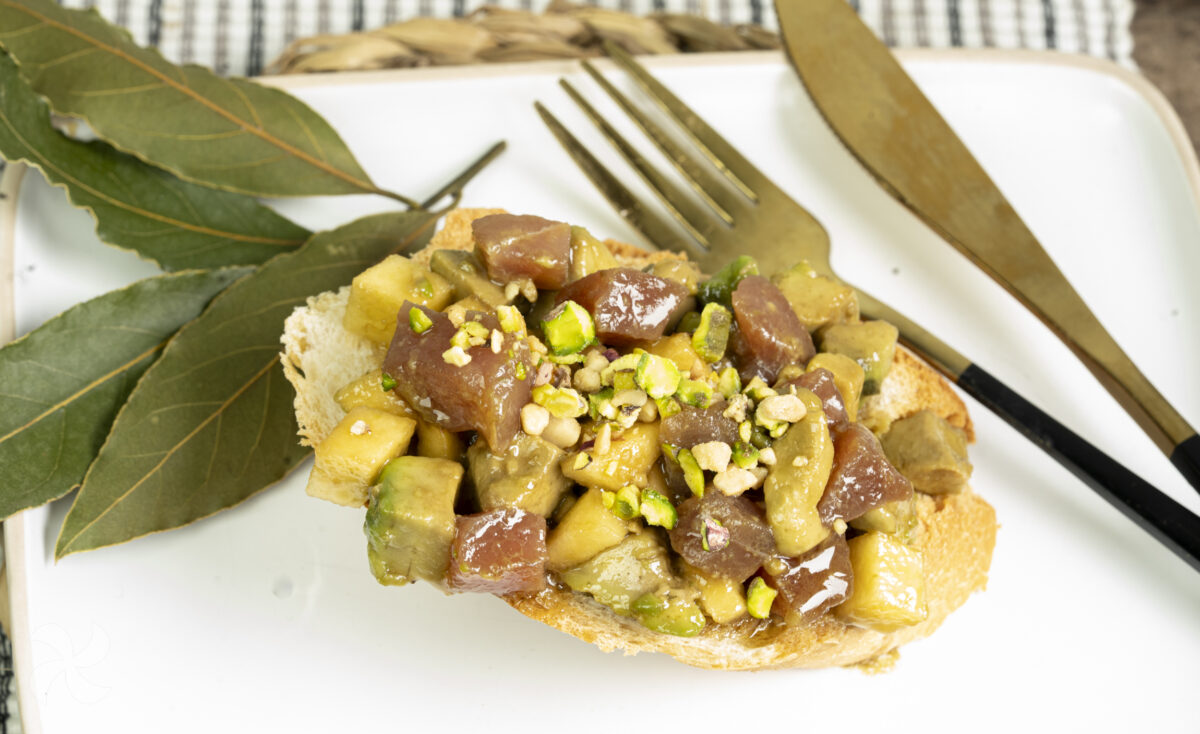 Canapé de tataki de atún con manzana y aguacate