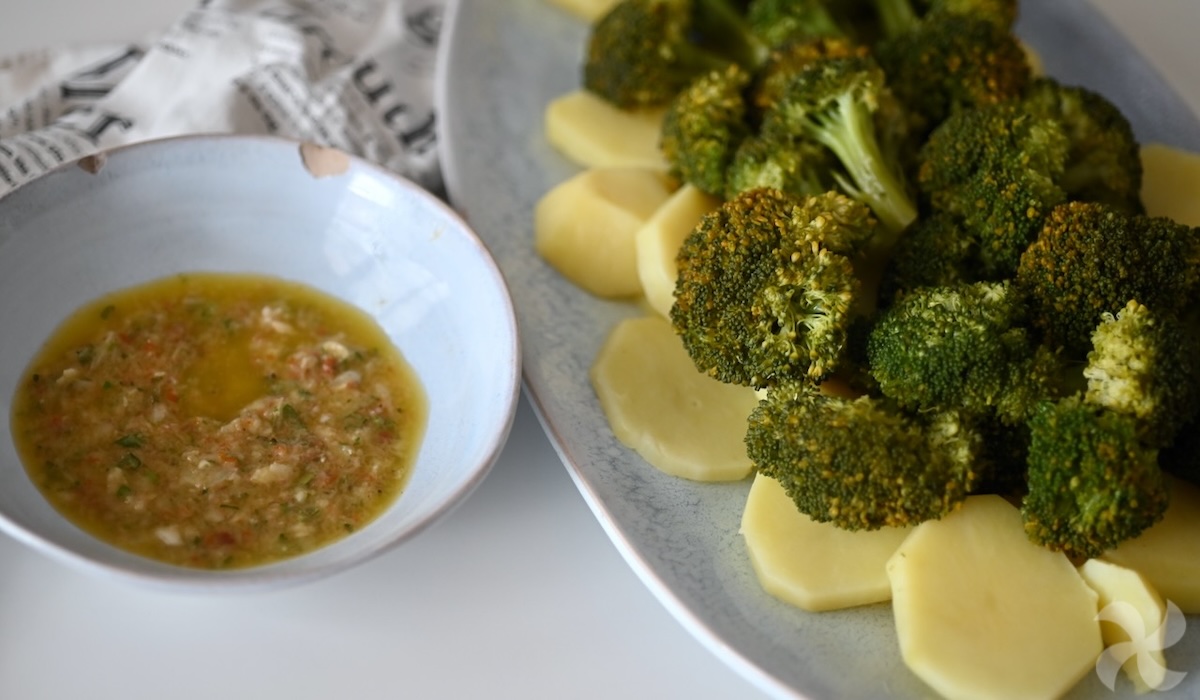 Brócoli y patatas al vapor con aliño de cebolleta, tomates secos y hierbas aromáticas
