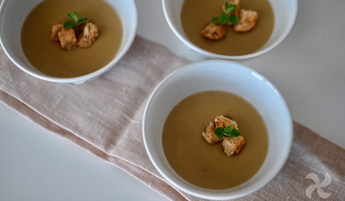 Crema de puerro, patata y setas deshidratadas