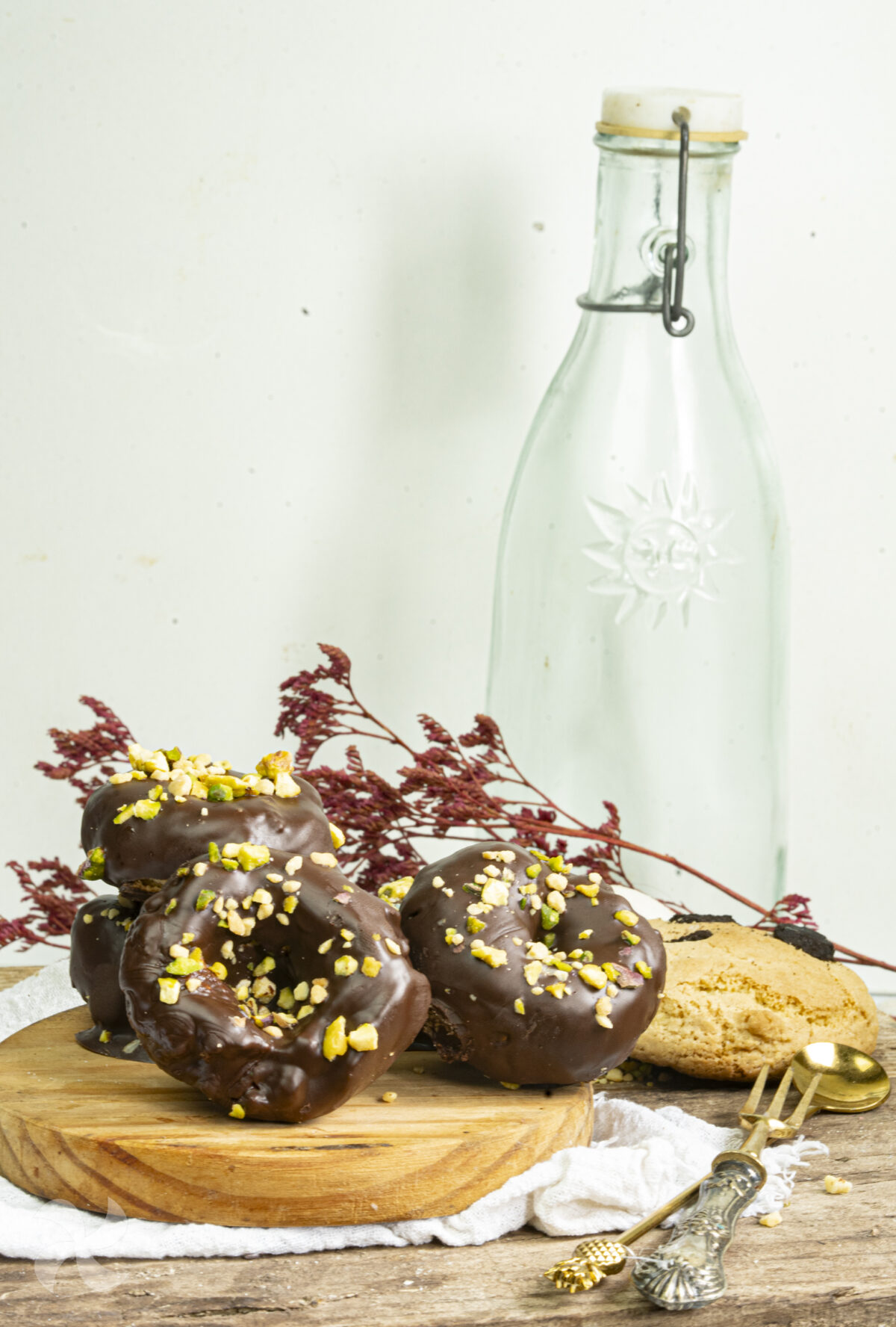 Donetes con chocolate y pistachos