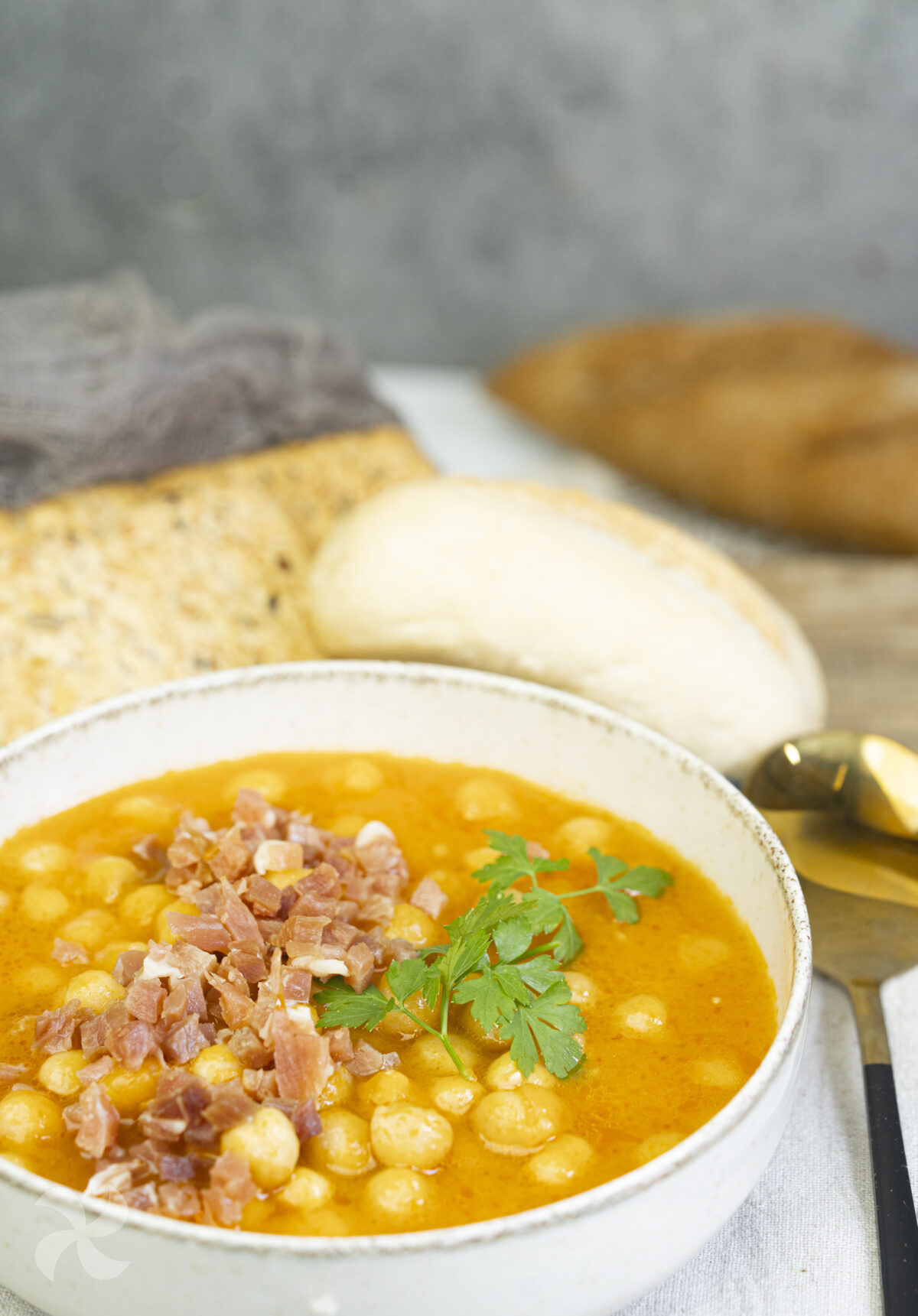 Garbanzos con crema de verduras y trocitos de jamón serrano