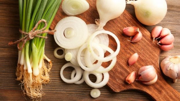 Pollo rustido receta tradicional al horno con verduras y jugo casero