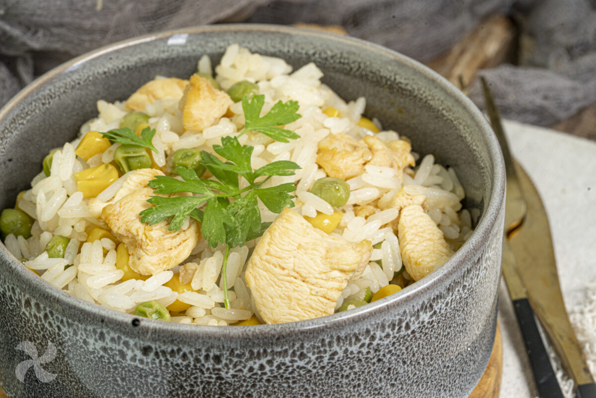Arroz especial con pollo marinado