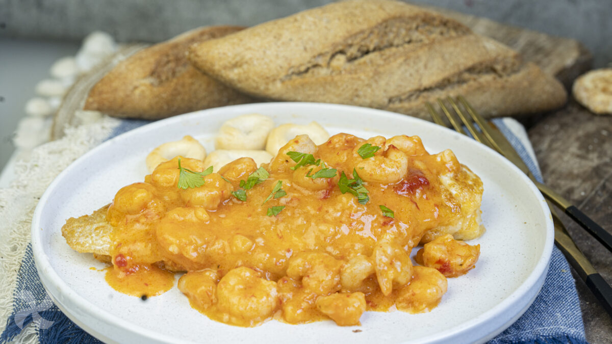 Merluza rellena de paté de salmón con gambas