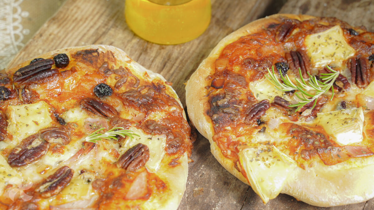 Pizza especial con brie, arándanos y nueces pecanas