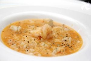 Cazuela de fideos con gambas y pescado blanco