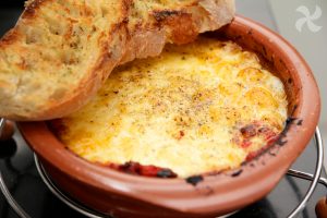 Queso provolone alla pizzaiola con pan de ajo1