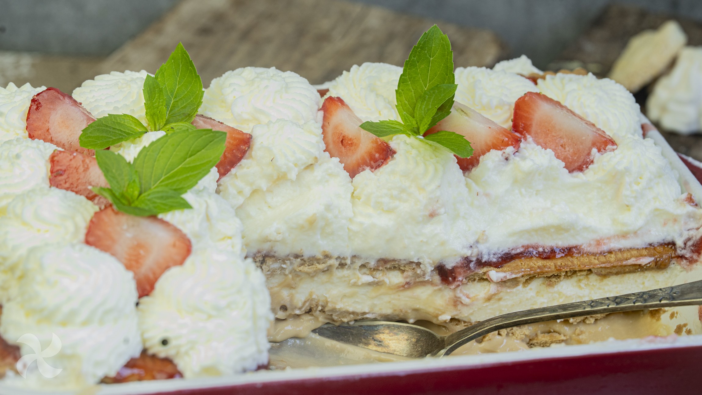 Tarta de galletas dos sabores con nata y fresas