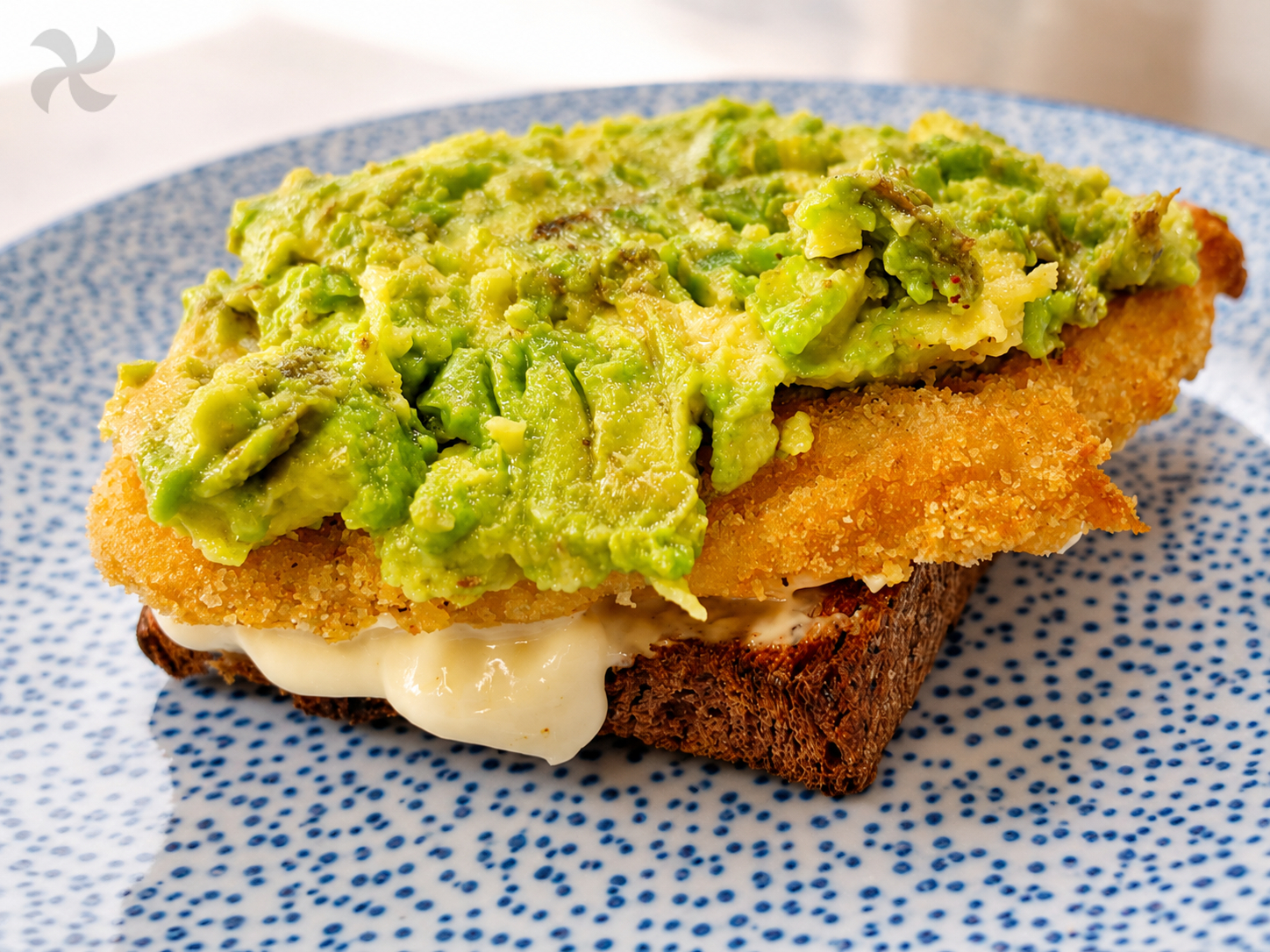 Tosta de pollo en airfryer con lactonesa y aguacate aliñado
