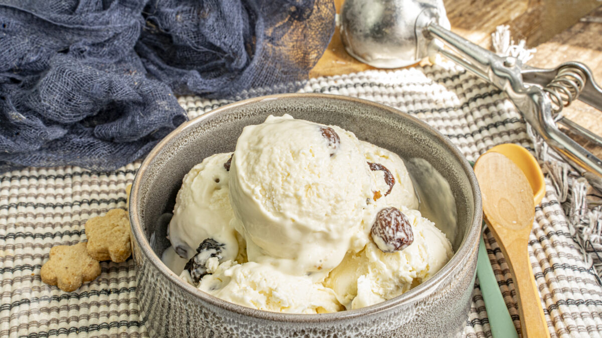 Helado cremoso de pasas al ron
