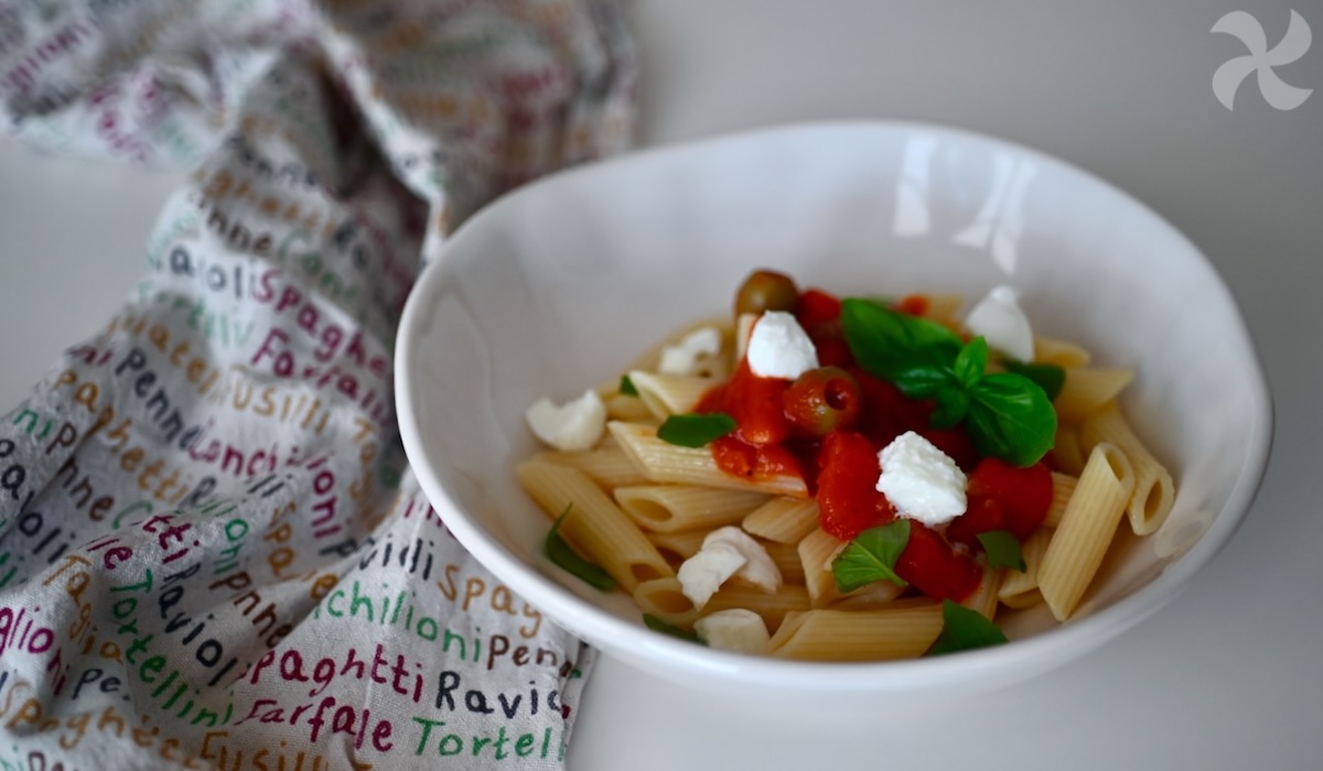 Ensalada de pasta con salsa de tomate y mozzarella