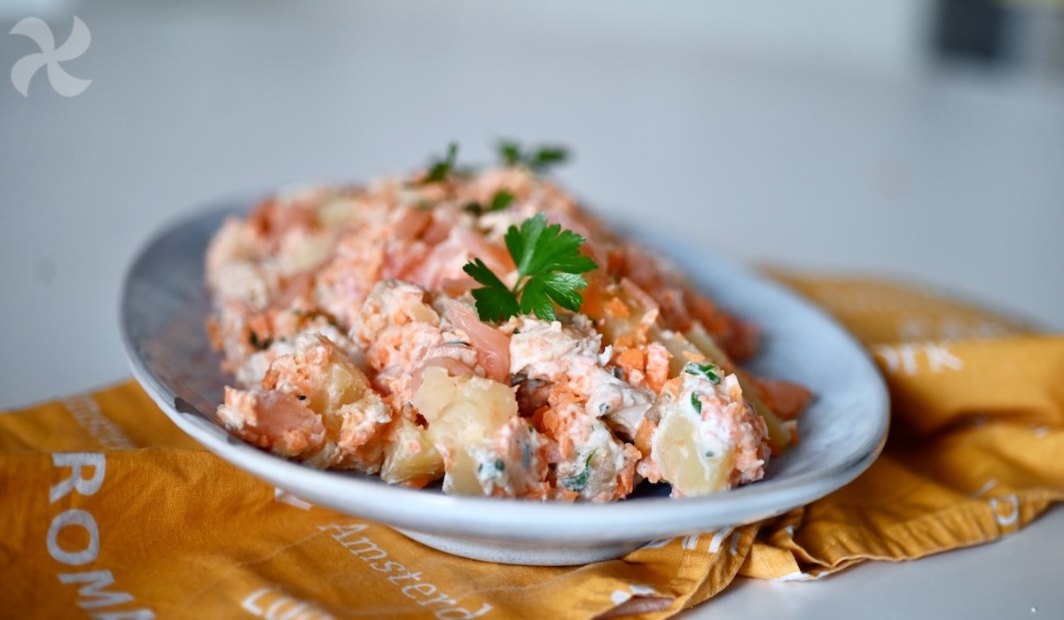 Ensalada de patata, merluza y salmón ahumado