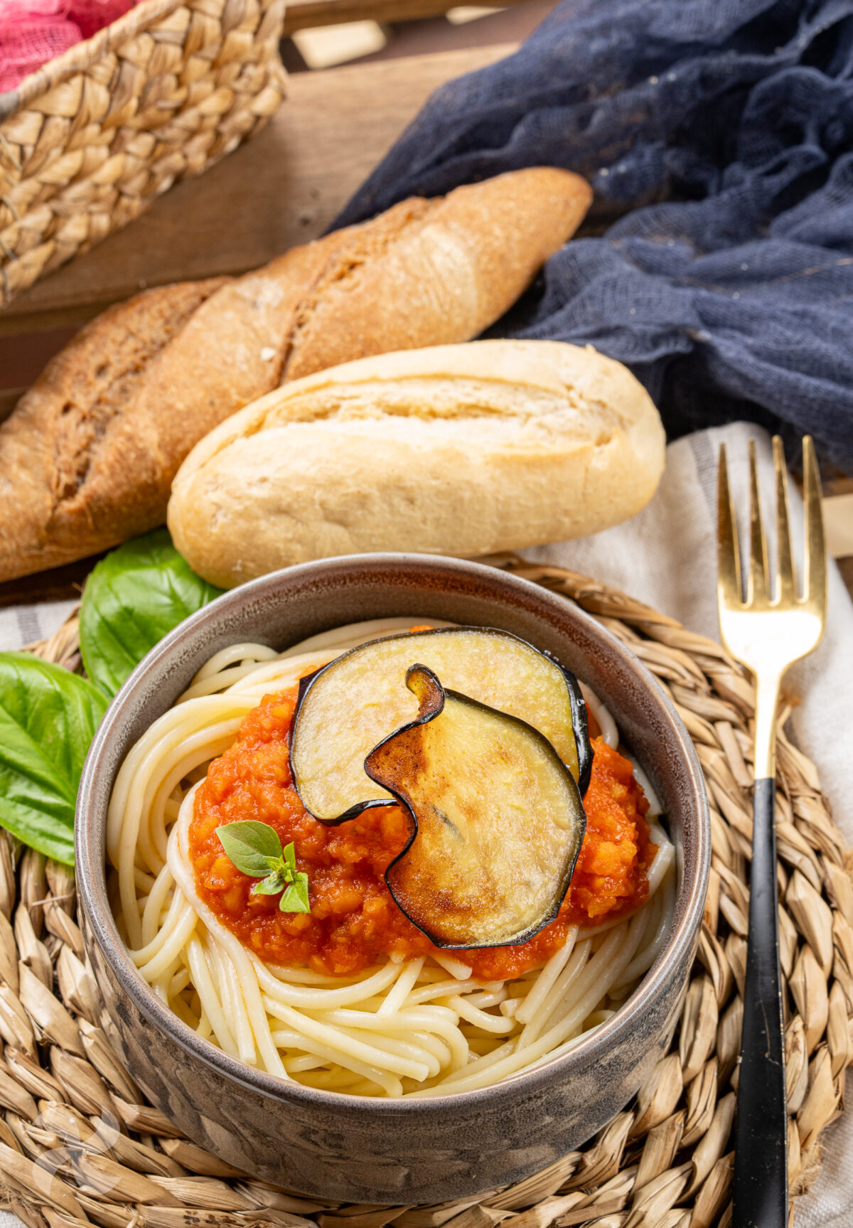 Espaguetis con salsa de tomate especial y berenjenas