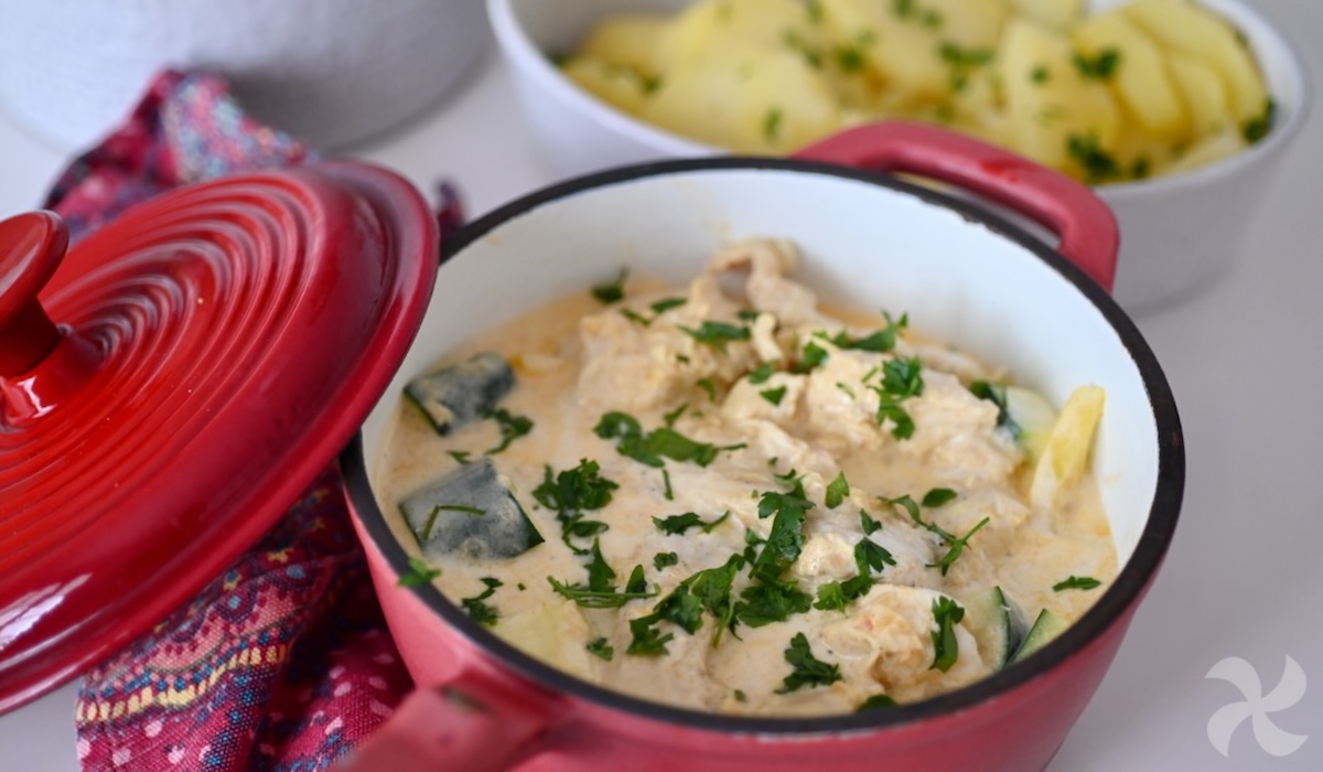 Pollo con salsa de curry y patatas