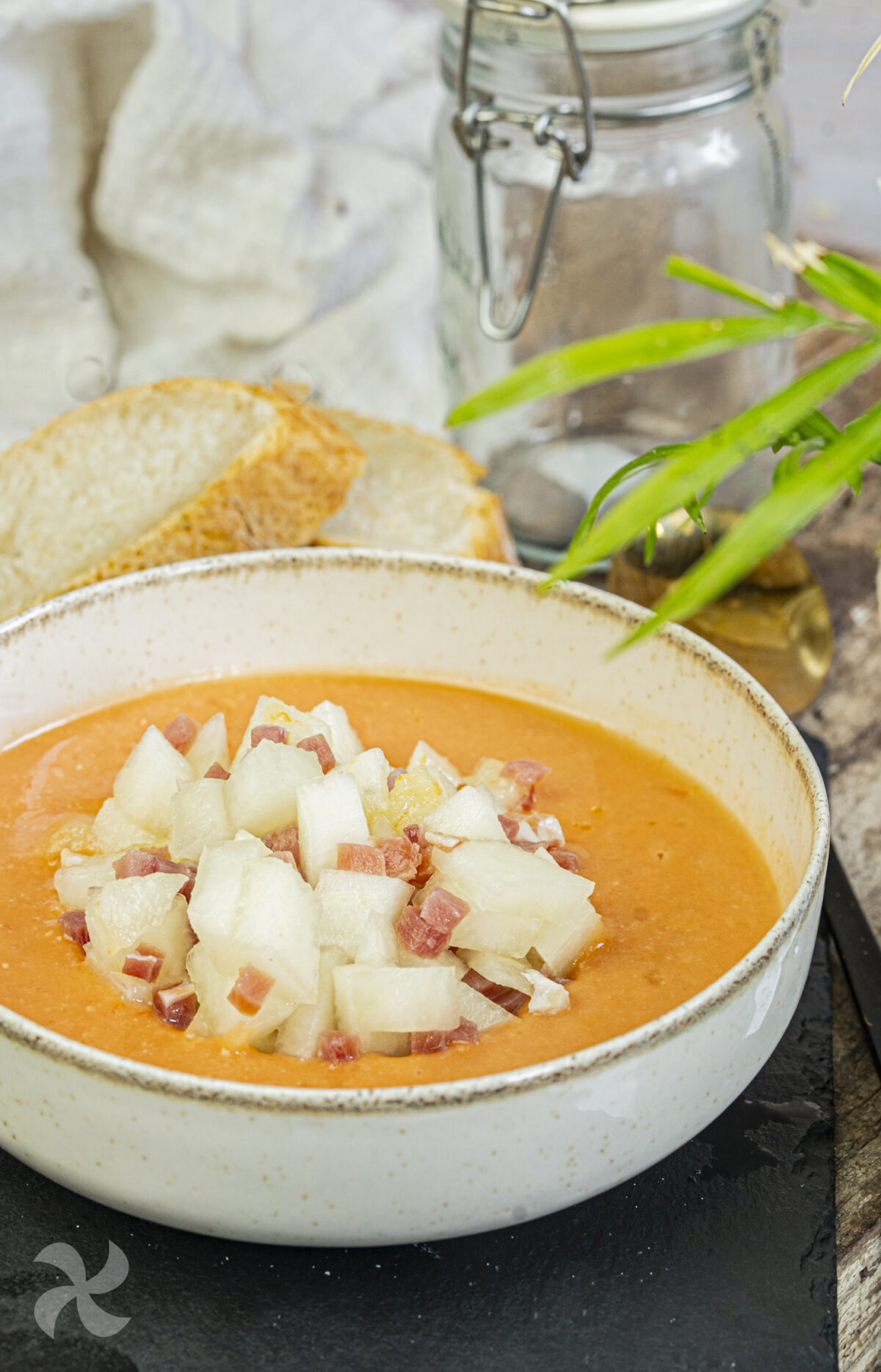 Salmorejo con melón y jamón