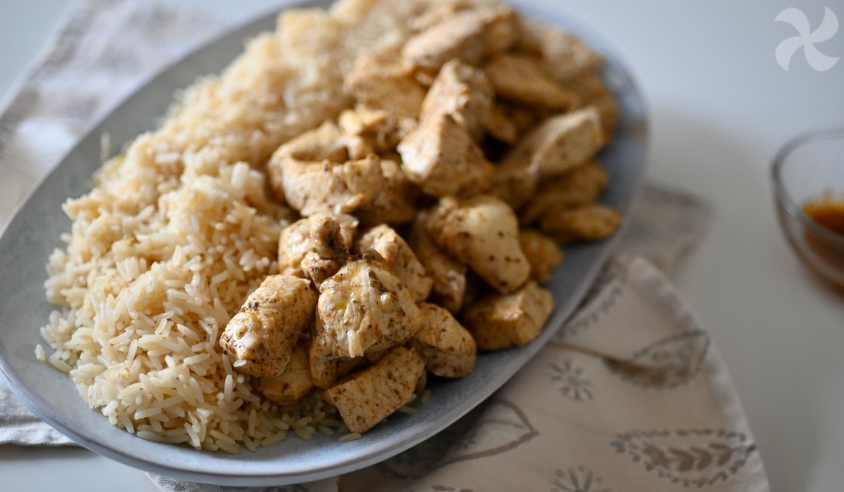 Arroz blanco con pollo adobado