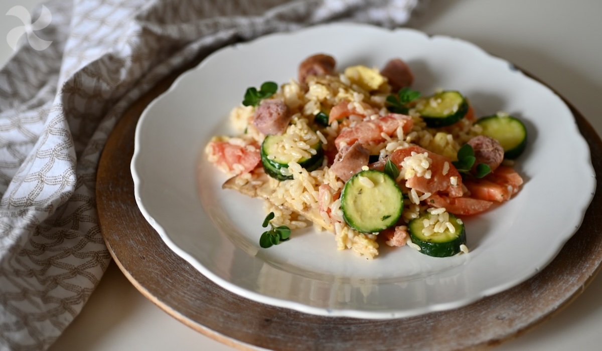 Arroz con verduras, mayonesa y curry