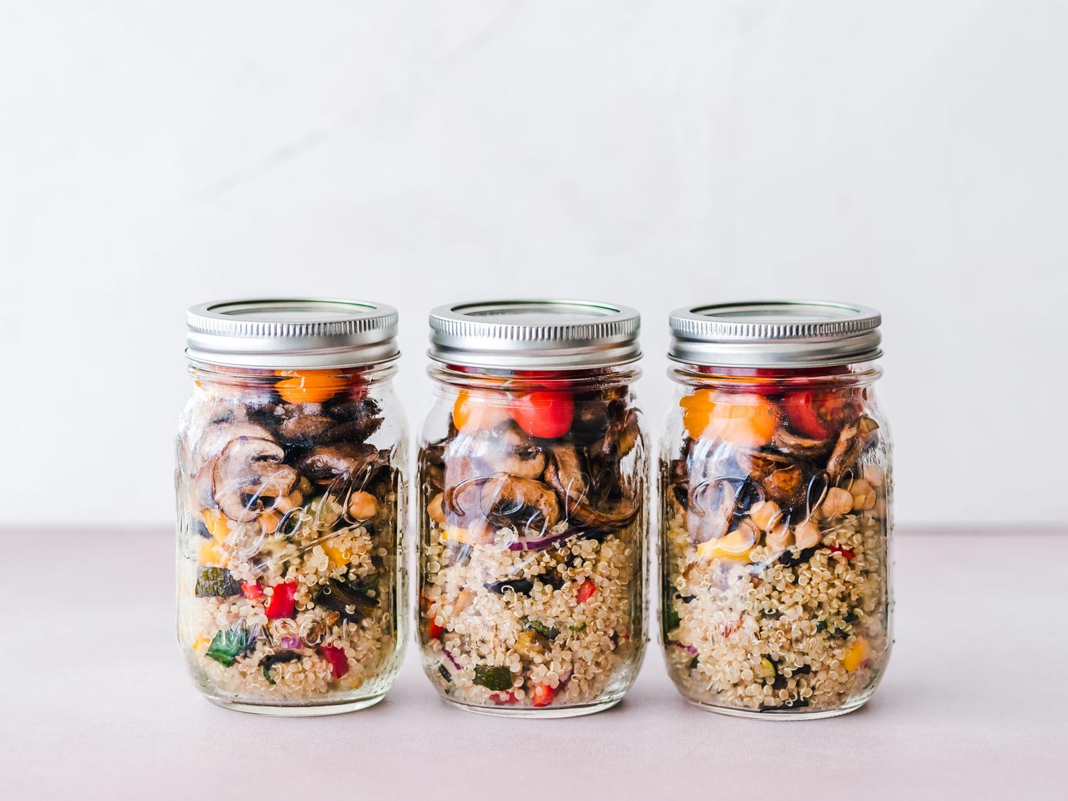 Tarros de cristal con ensaladas de quinoa y verduras preparadas para toda la semana Tarros de cristal con ensaladas de quinoa y verduras preparadas para toda la semana
