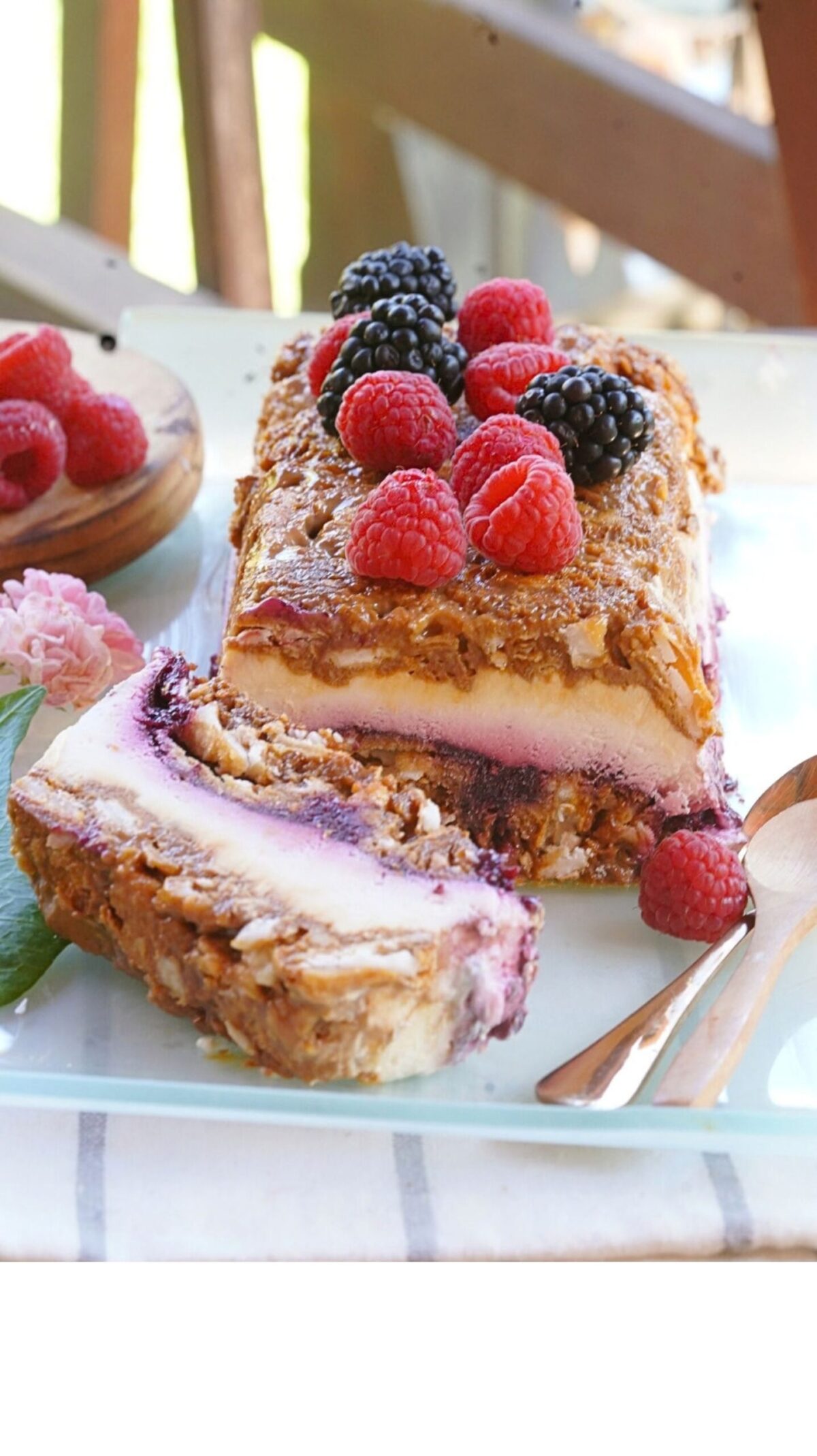 Tarta helada con frutos del bosque