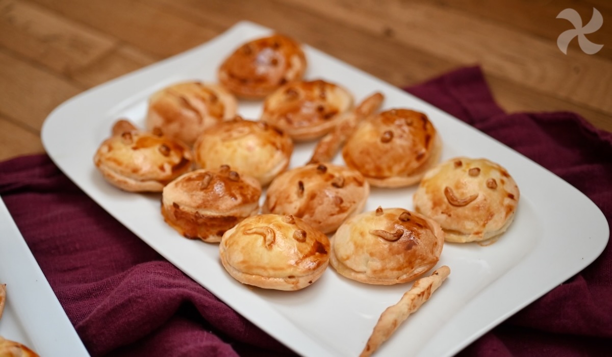 Bocaditos de salchicha y mozzarella monstruosos