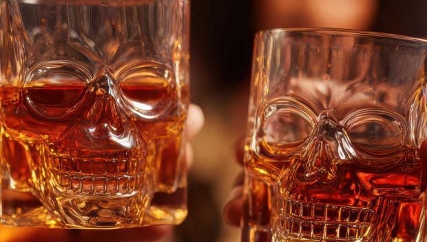 Cóctel rojo sangre de vampiro, bebida de Halloween con alcohol