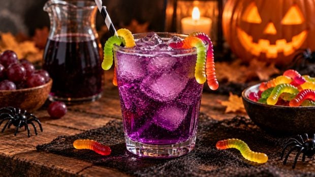 Poción mágica morada paso a paso con gominolas
