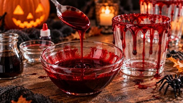 Cómo hacer sangre falsa casera para decorar tus bebidas de Halloween