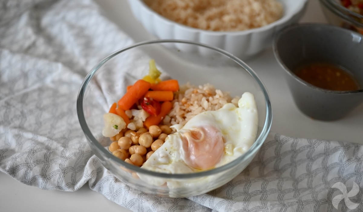 Ensalada de arroz y garbanzos con huevo frito y salsa de soja