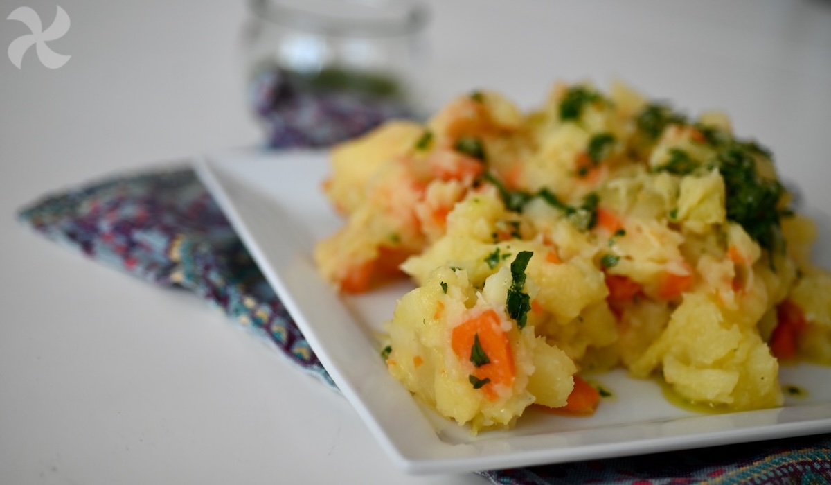 Guarnición de patata y zanahoria con aceite de perejil