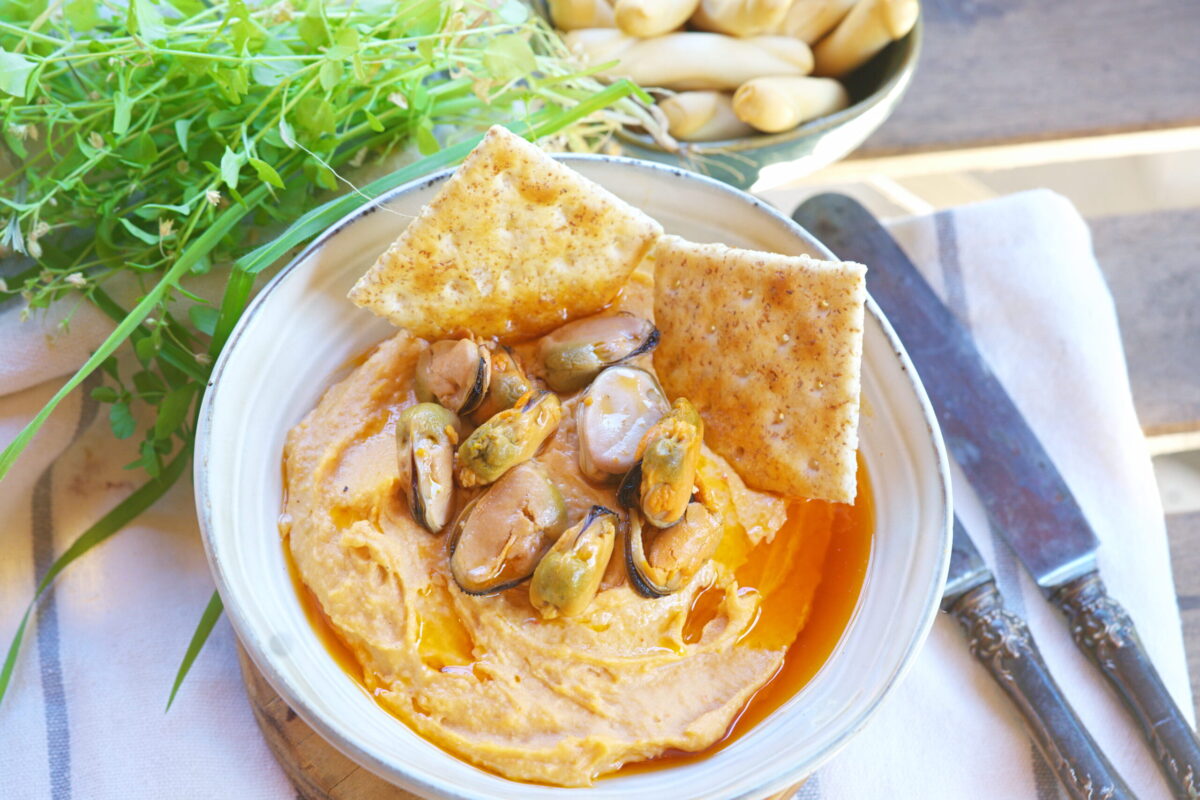 Hummus con mejillones en escabeche