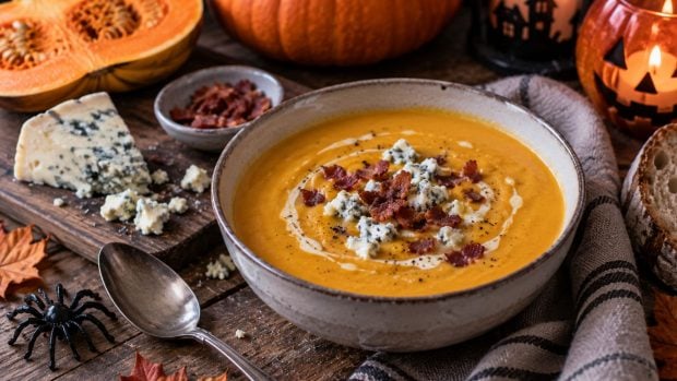 Crema de calabaza asada con queso roquefort y bacon, receta fácil paso a paso
