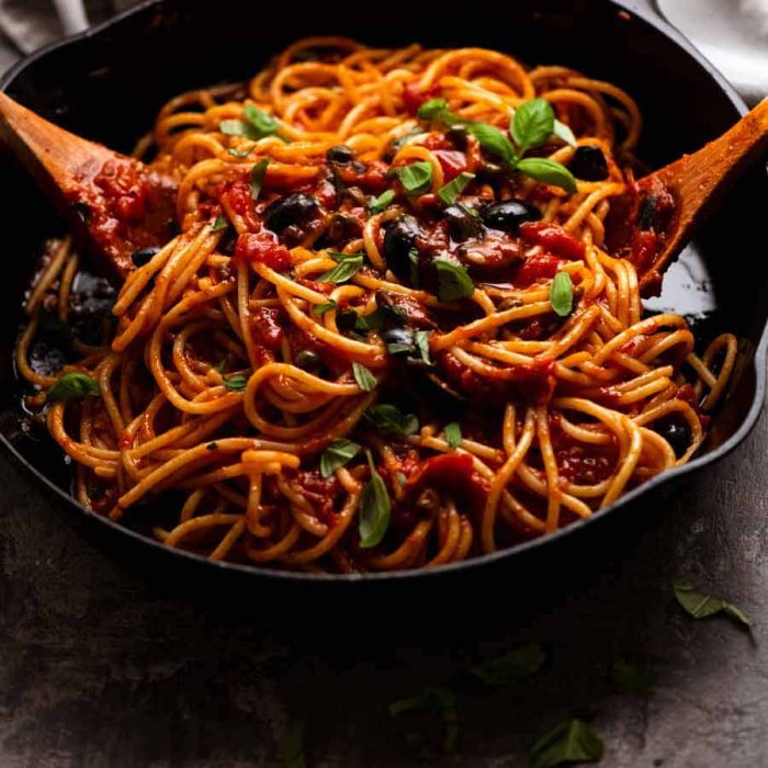 Espaguetis a la puttanesca |  RecetaTin Eats