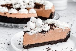 Pastel cremoso de chocolate y malvavisco sin hornear