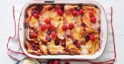 Bandeja de tostadas francesas de frambuesa y vainilla horneadas