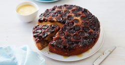 Budín de cereza pegajoso